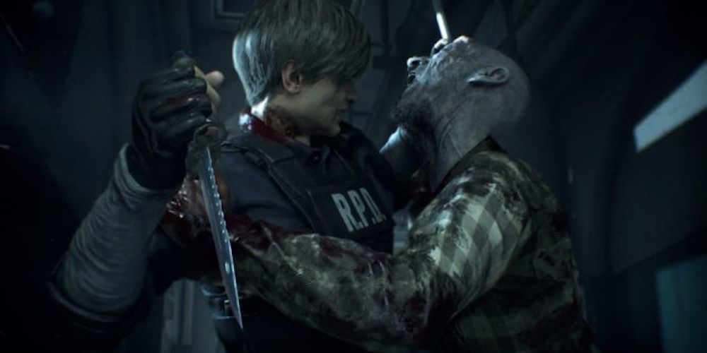 Leon on the defensive with a knife in the Resident Evil 2 Remake.