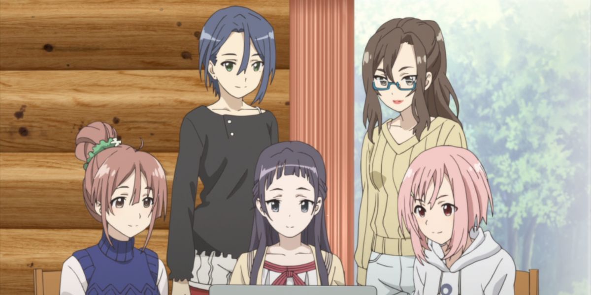 Koharu, Ririko, Sanae, Shiori, and Maki gathering around a laptop (Sakura Quest)