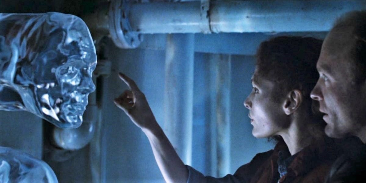 Ed Harris and Mary Elizabeth Mastrantonio interacting with alien water in The Abyss