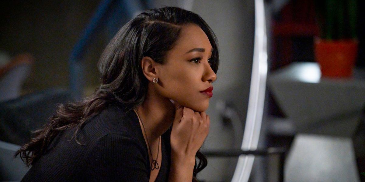 Iris West parece pensativa em The Flash