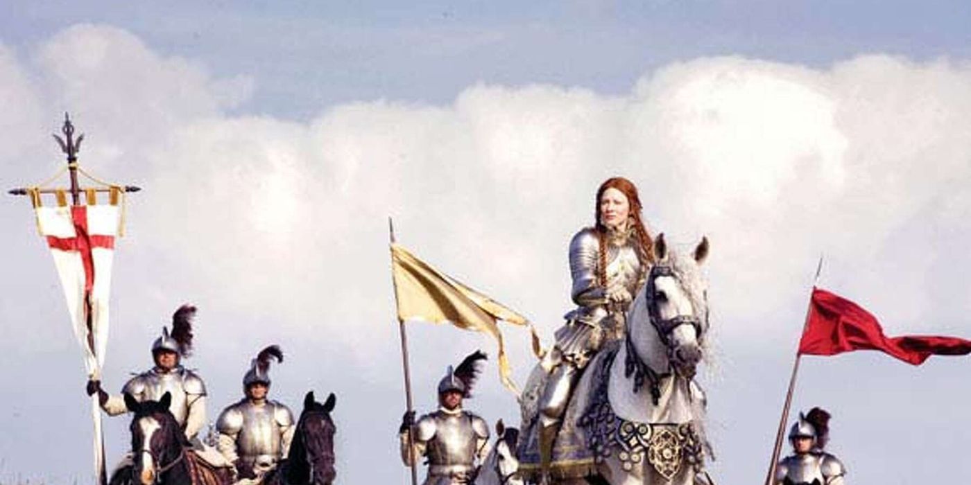 Elizabeth - Altın Çağ'da şövalyelerinin önünde ata binen Elizabeth