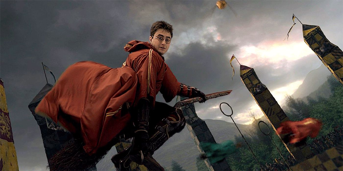 Daniel Radcliffe como Harry Potter joga Quadribol no filme Prisioneiro de Azkaban