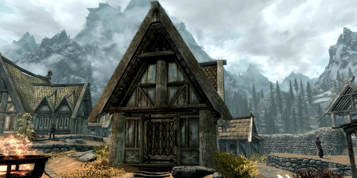 A visão externa de Breezehome contra o pano de fundo da montanha em Whiterun