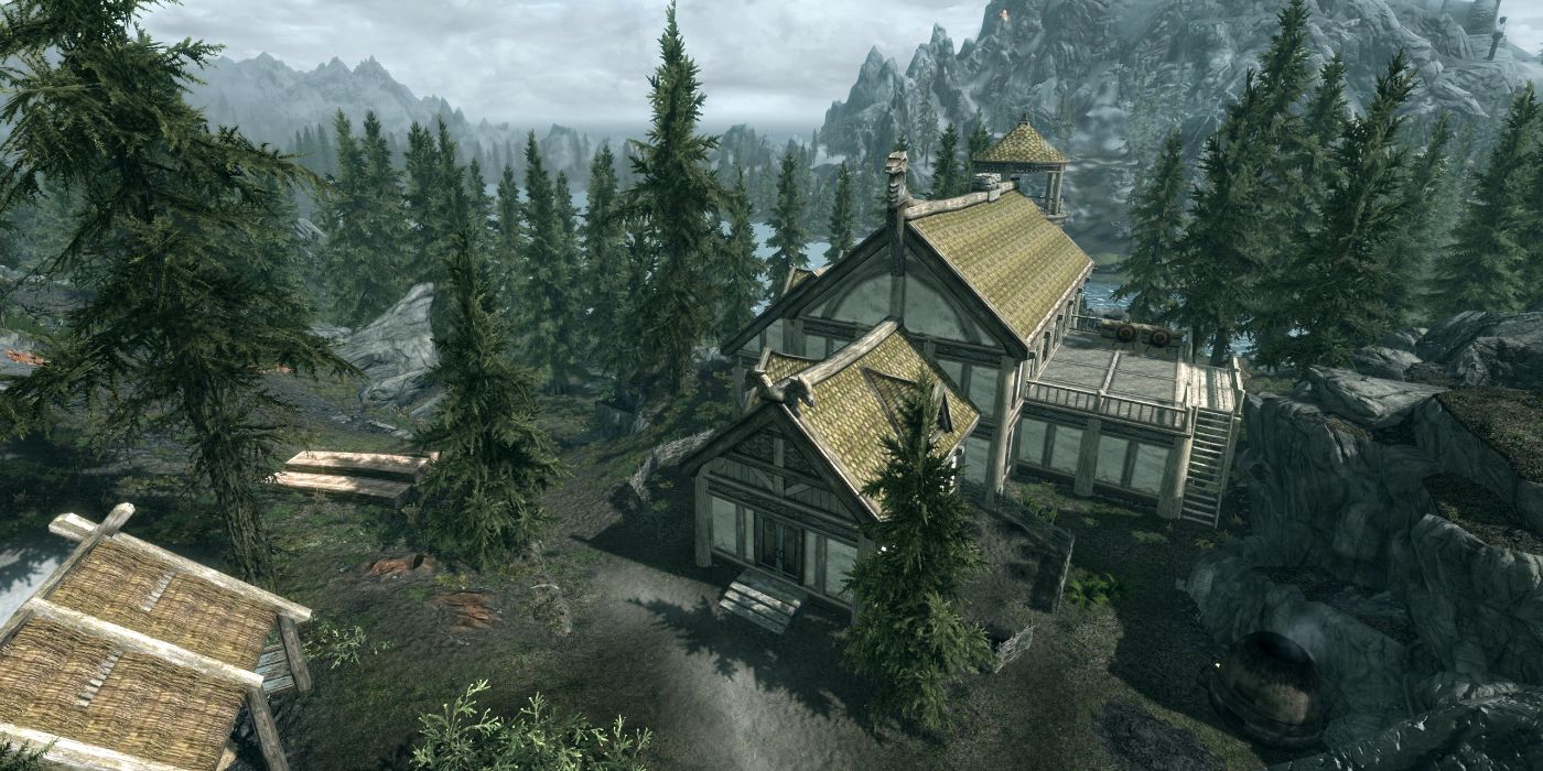 Uma vista aérea de Lakeview Manor em Falkreath cercada por árvores