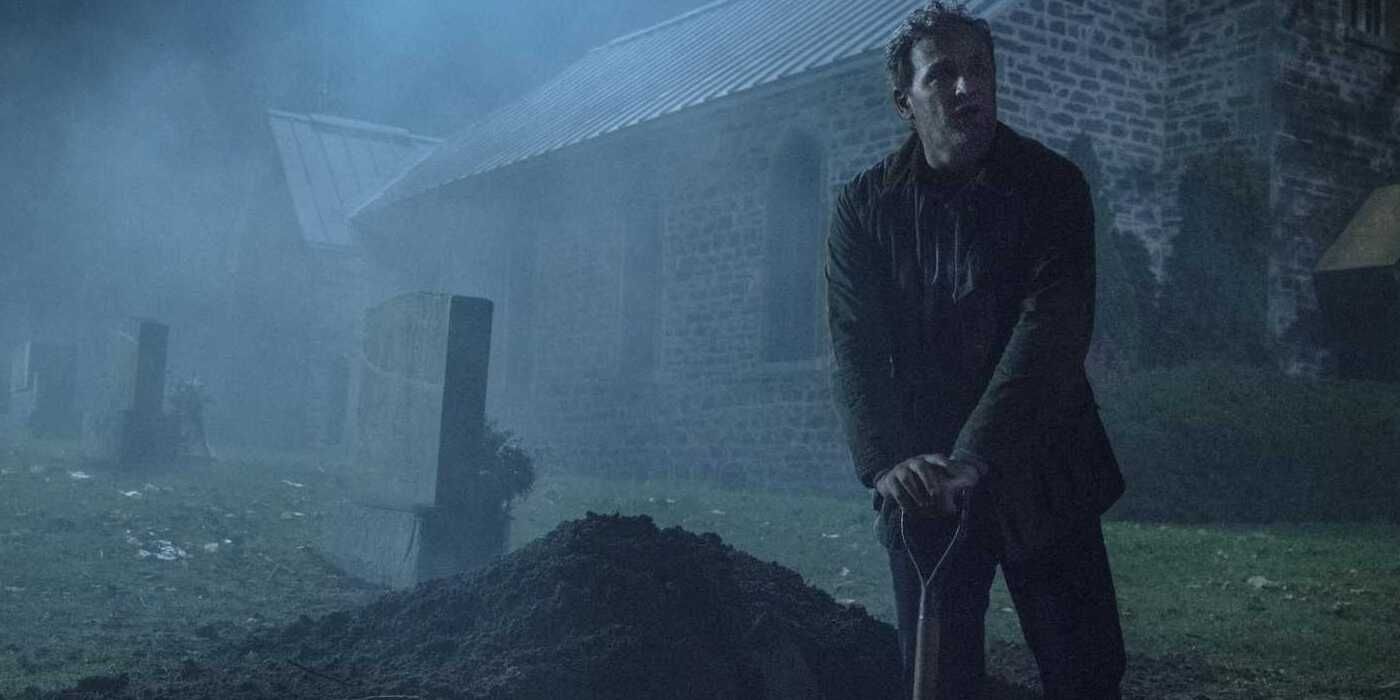 Louis Creed digs a grave in the Pet Semetary.