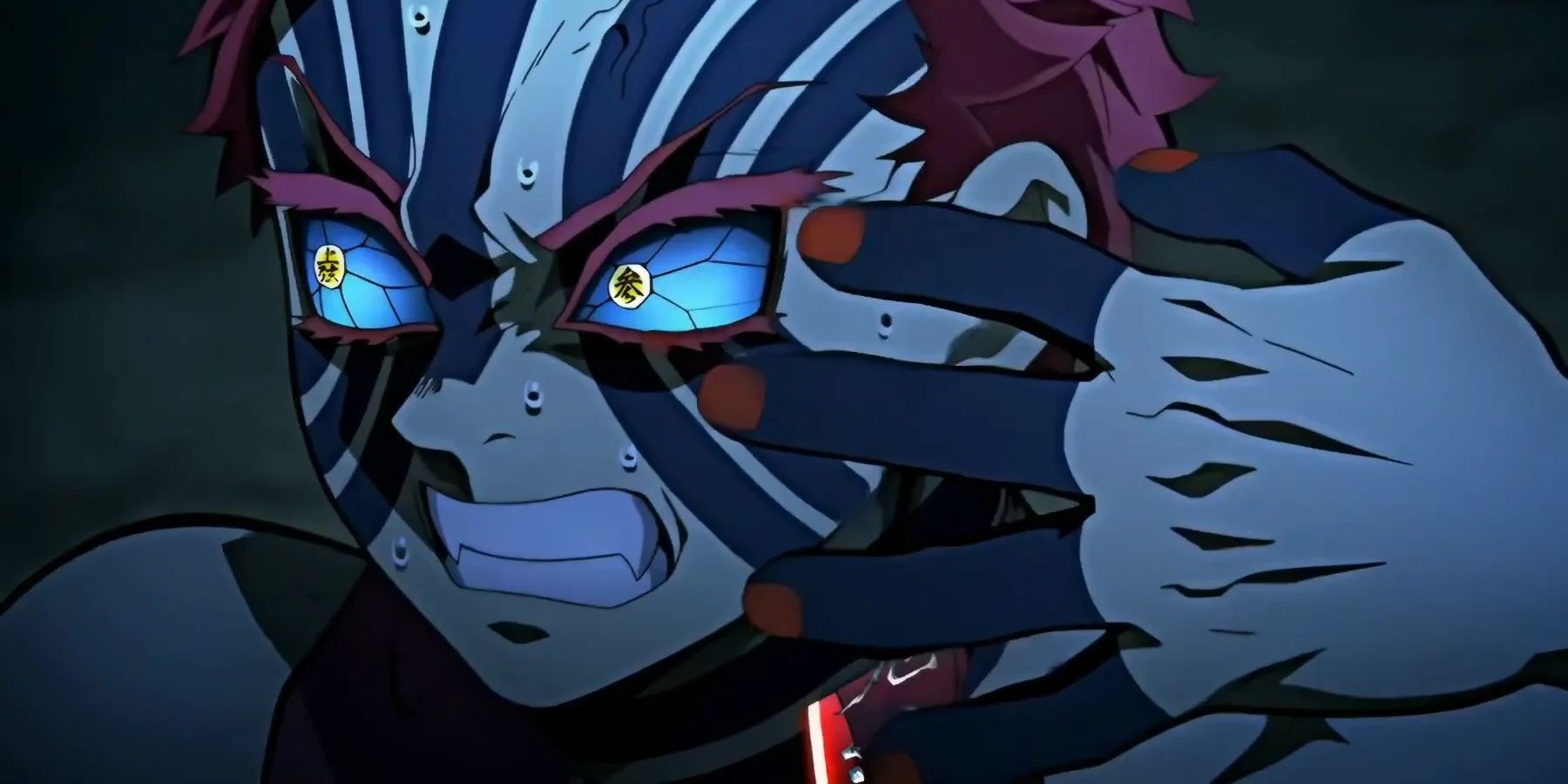 Akaza, Demon Slayer'da Kyojuro ile dövüşürken dişlerini gösteriyor.