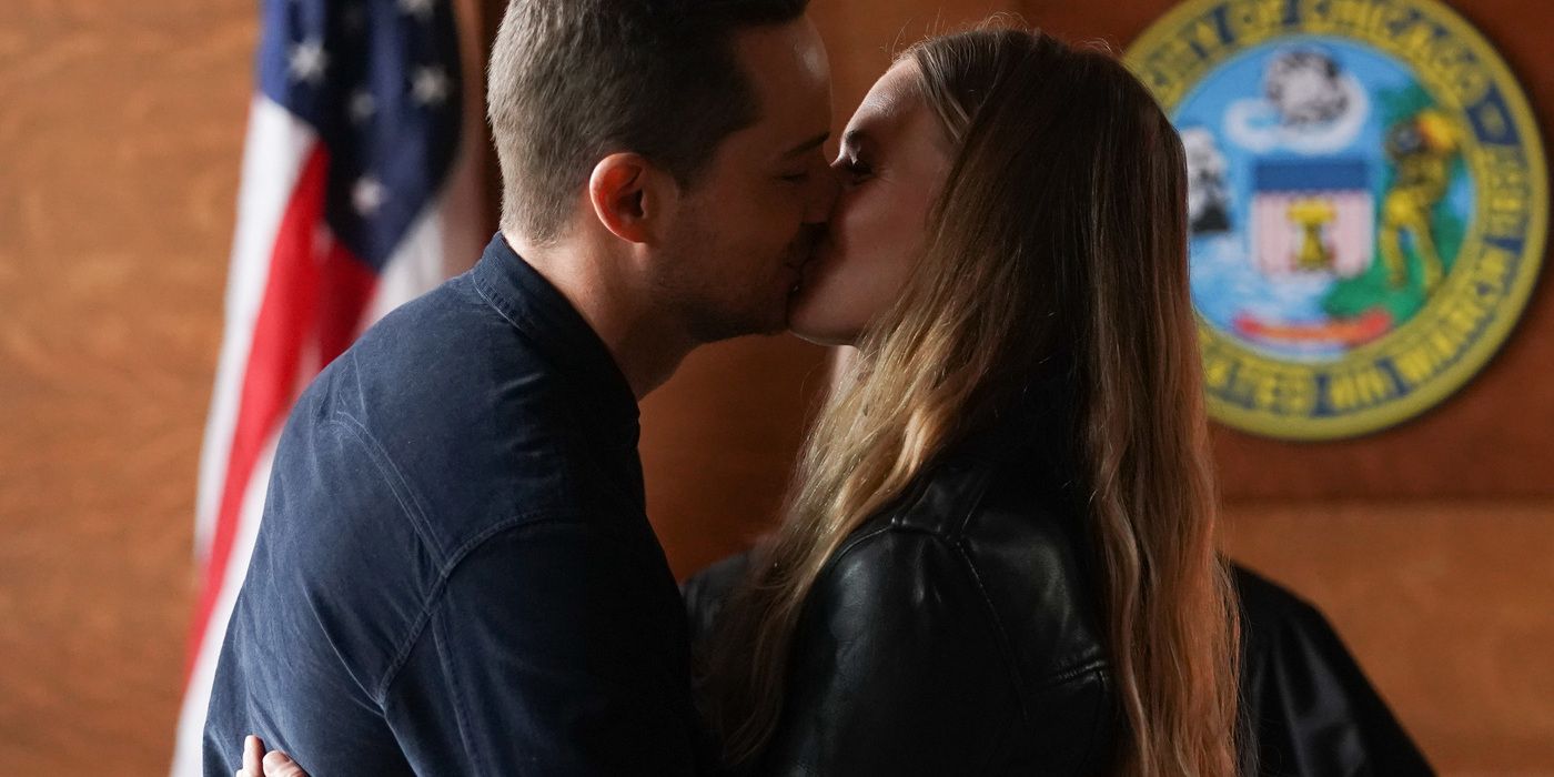 Jay Halstead, do Departamento de Polícia de Chicago, e Hailey Upton (Upstead) se beijam no dia do casamento no tribunal. 