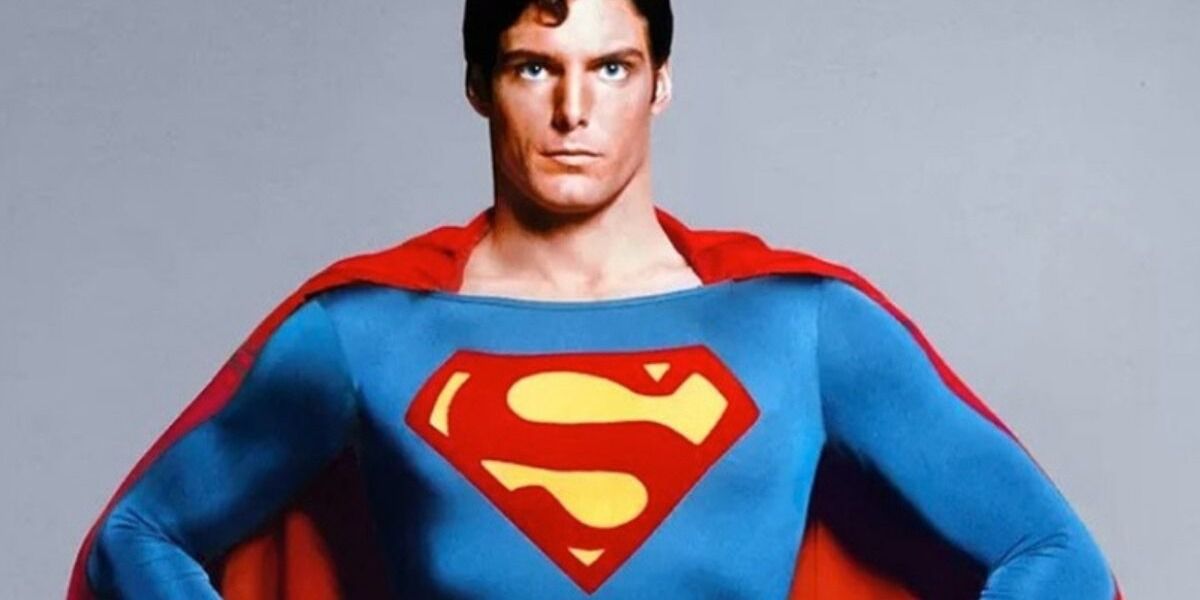 Christopher Reeve posando com sua fantasia de Superman