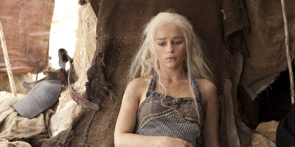 Daenerys Targaryen após seu parto prematuro e gravidez fracassada em Game of Thrones