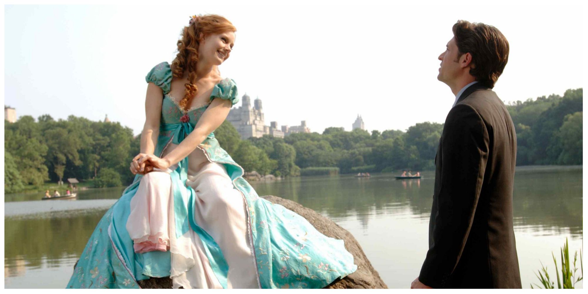 Giselle and Robert in the park in Enchanted (2007)