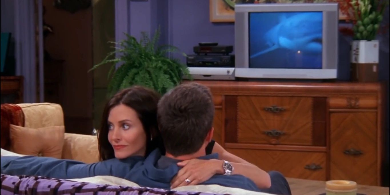 10 Details in Friends That Don't Make Sense