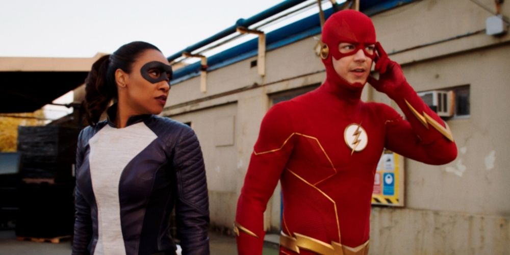Barry Allen talking to Iris West in the Flash