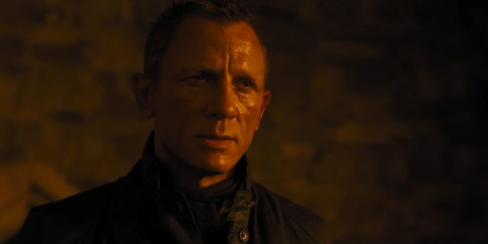 James Bond (Daniel Craig) kills Raoul Silva in Skyfall movie