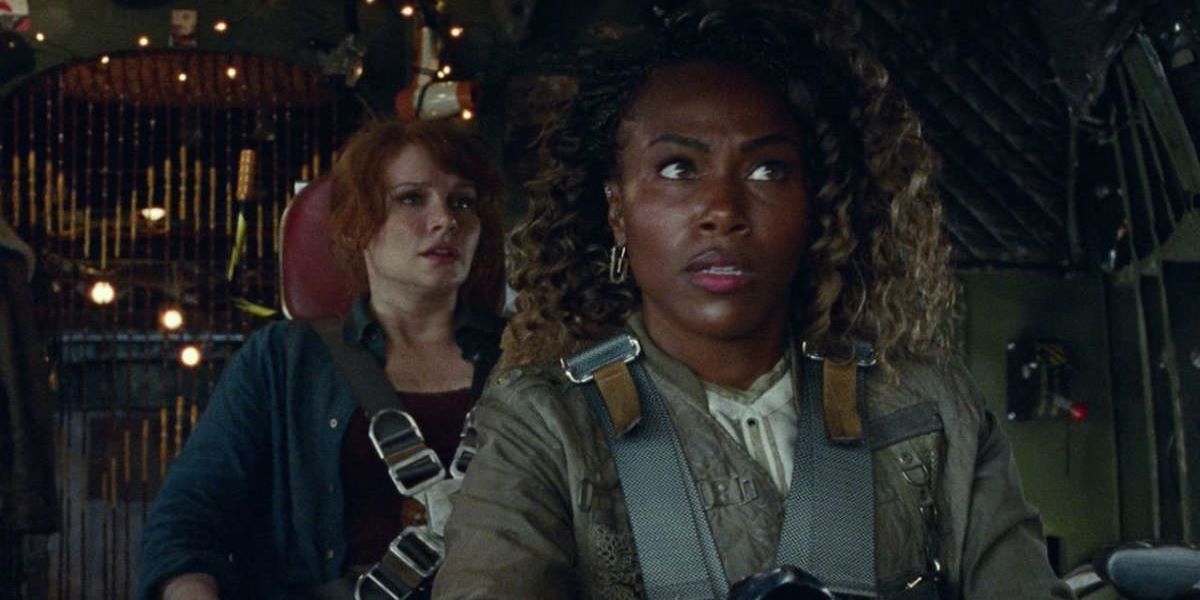 Claire Dearing (Bryce Dallas Howard) e Kayla Watts (DeWanda Wise) voam em um avião em Jurassic World: Dominion