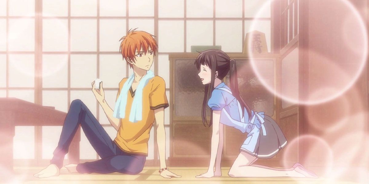 Kyo Sohma e Tohru Honda na cesta de frutas.