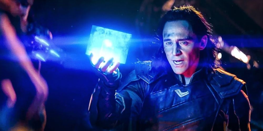 Loki (Tom Hiddleston) dá a Thanos (Josh Brolin) o Tesseract em Vingadores: Guerra Infinita