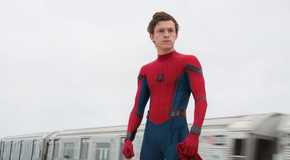 Peter Parker melepas topeng Spider-Man-nya MCU