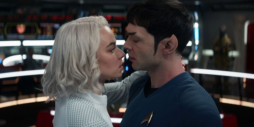 Spock e Christine Chapel em um abraço desajeitado de Strange New Worlds.