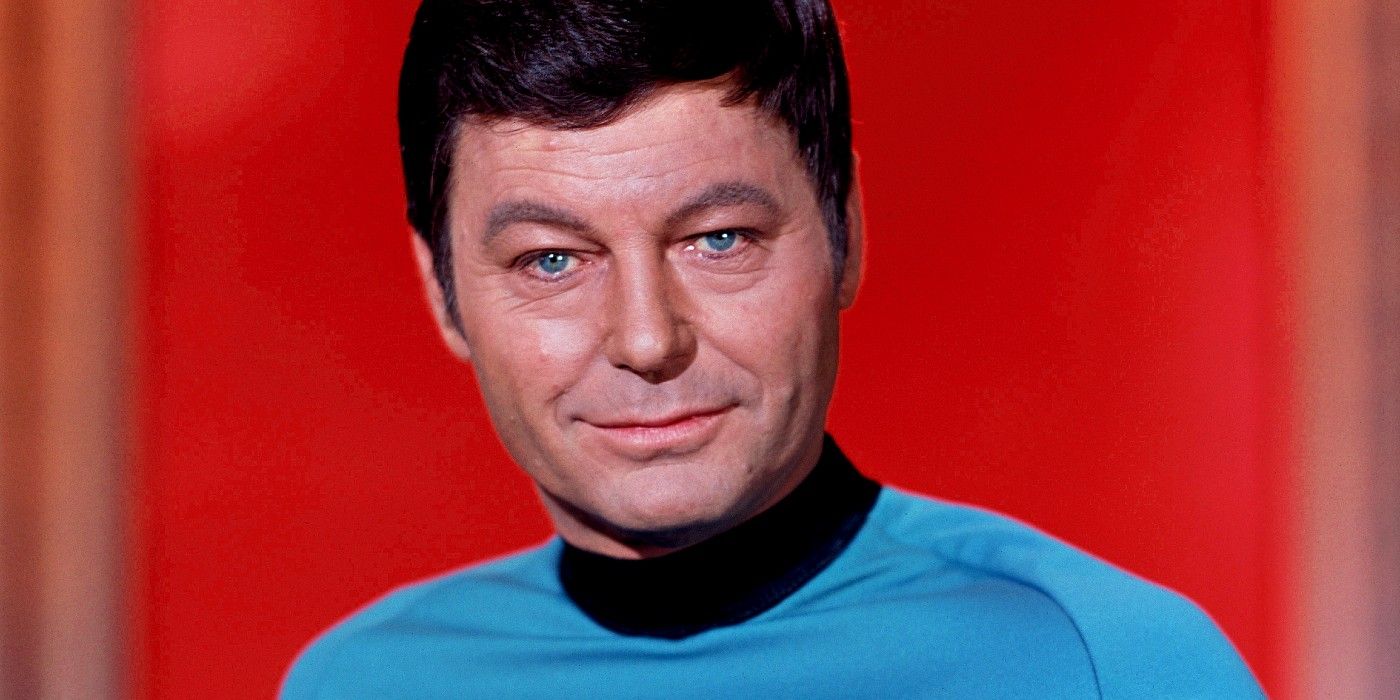 Leonard "Bones" McCoy sorri em Star Trek: The Original Series.