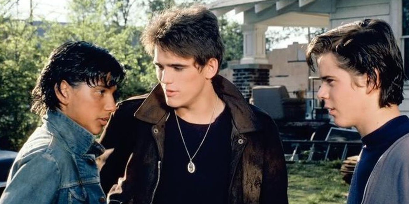 Johnny and Ponyboy talk to Dally in The Outsiders 