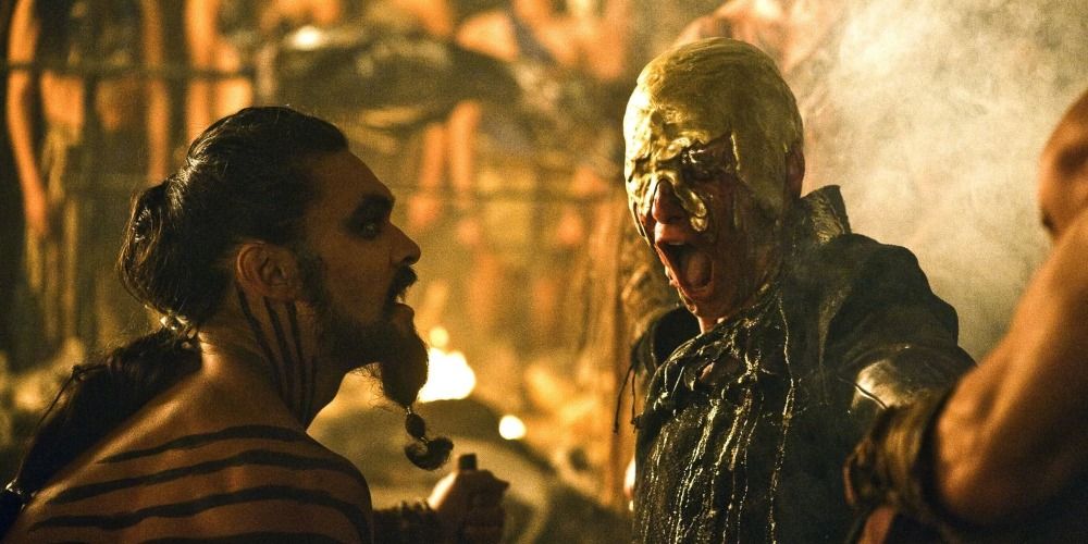 Game of Thrones'ta Viserys Tagaryen'in altın taçla ölümü.