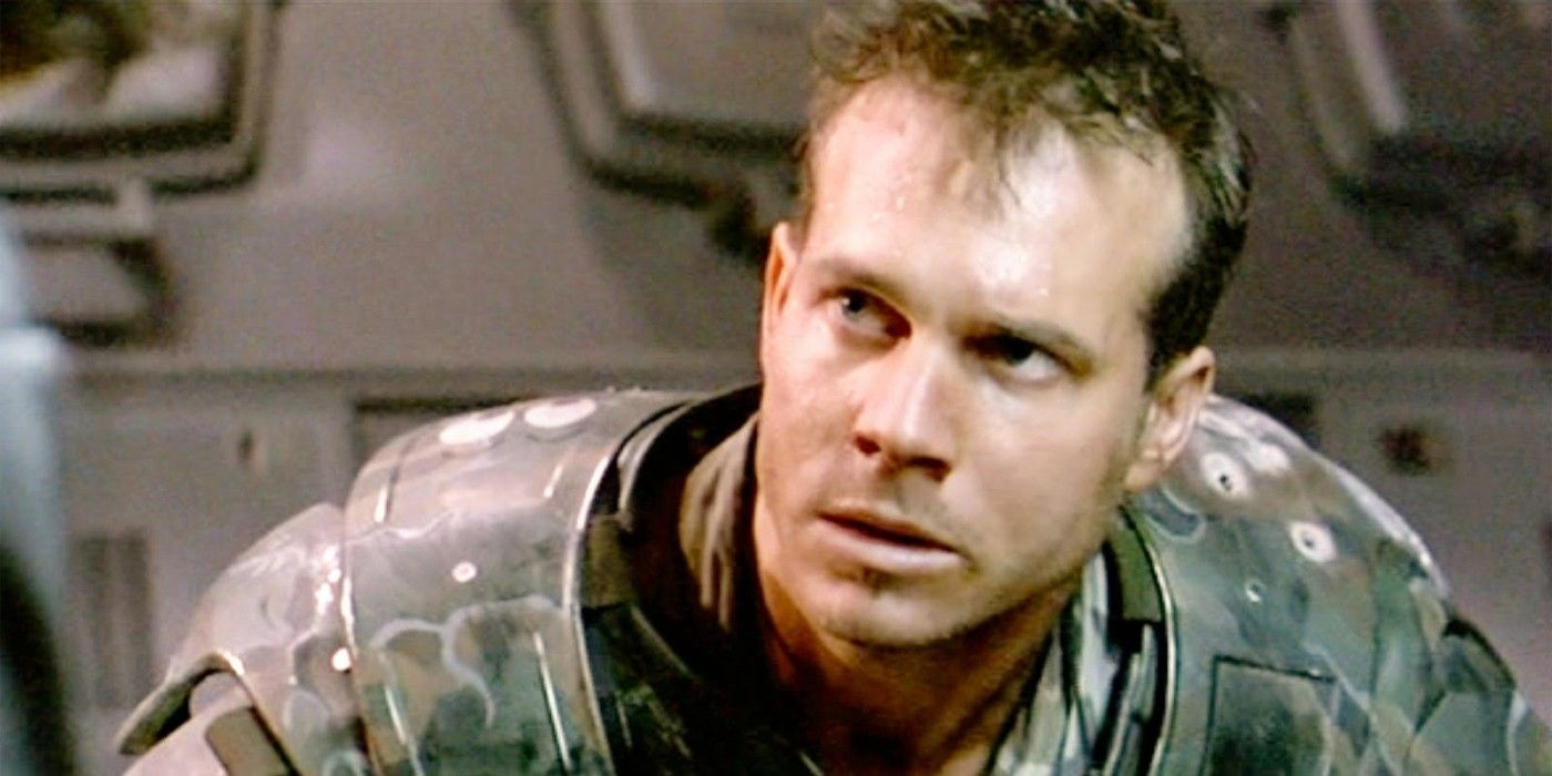 Bill Paxton olhando para fora da tela enquanto usava armadura em Aliens