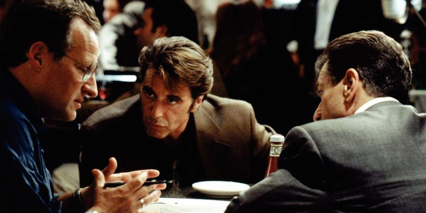 Michael Mann talks to Al Pacino and Robert De Niro between takes. 