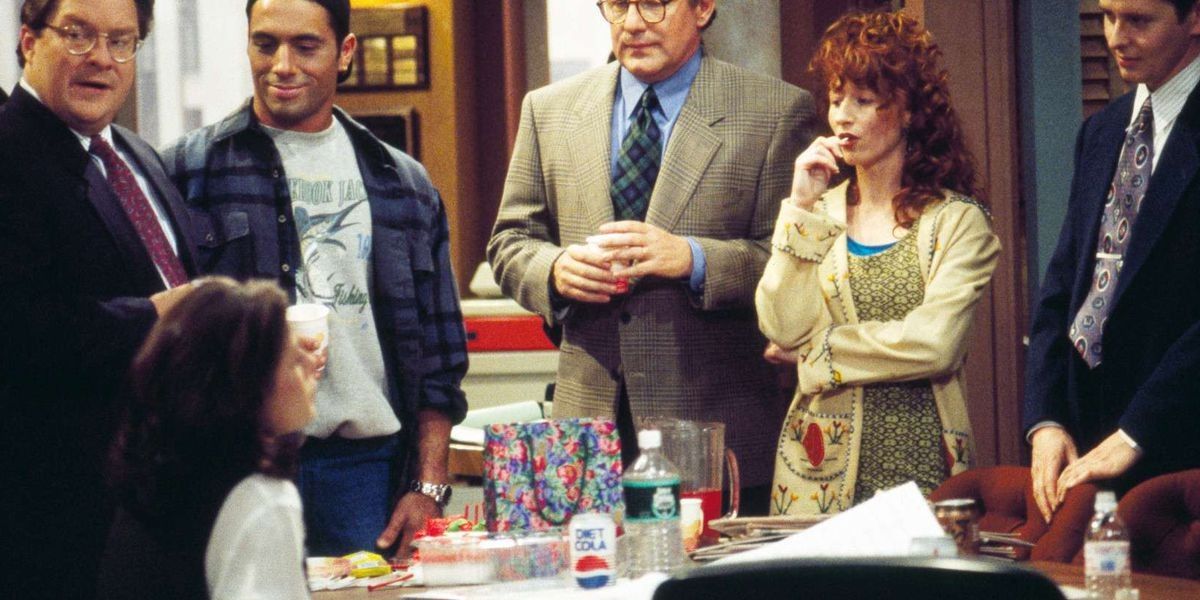 O elenco da NewsRadio se reúne em torno de uma mesa