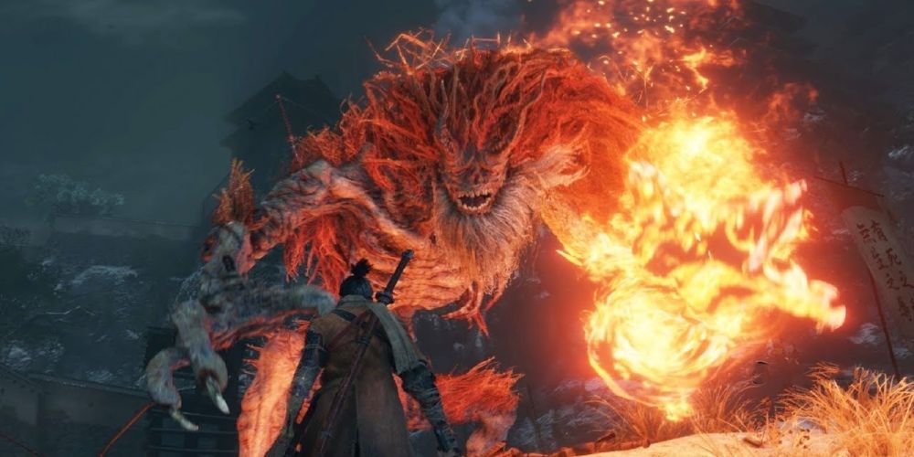 Lobo lutando contra o Demônio do Ódio em Sekiro: Shadows Die Twice