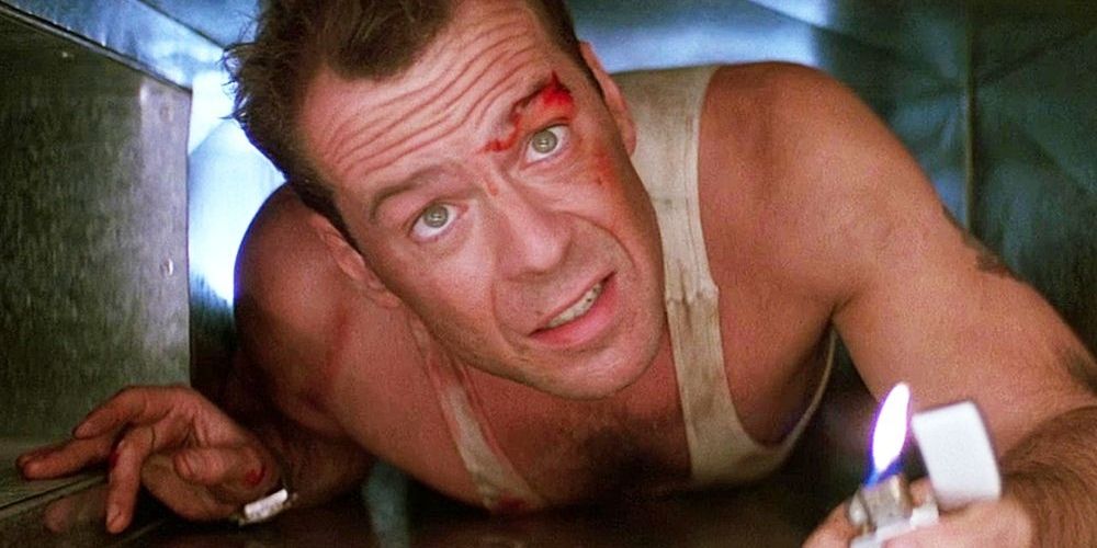 John McClane คลานผ่านช่องระบายอากาศในภาพยนตร์ Die Hard