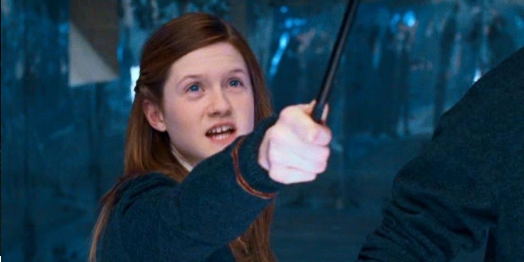 Gina Weasley usando Reducto em Harry Potter e a Ordem da Fênix