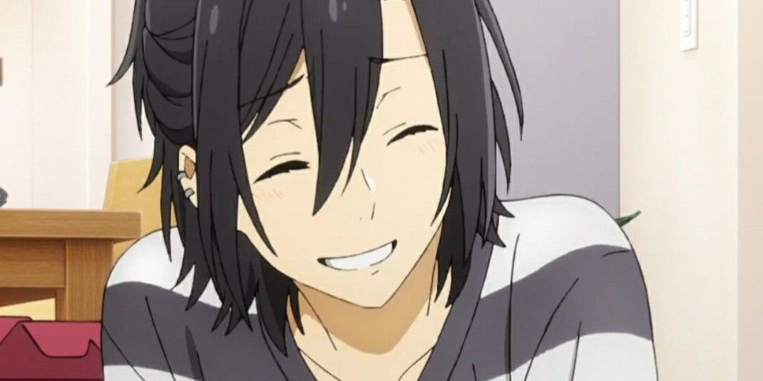 İzumi Miyamura gülümsüyor.