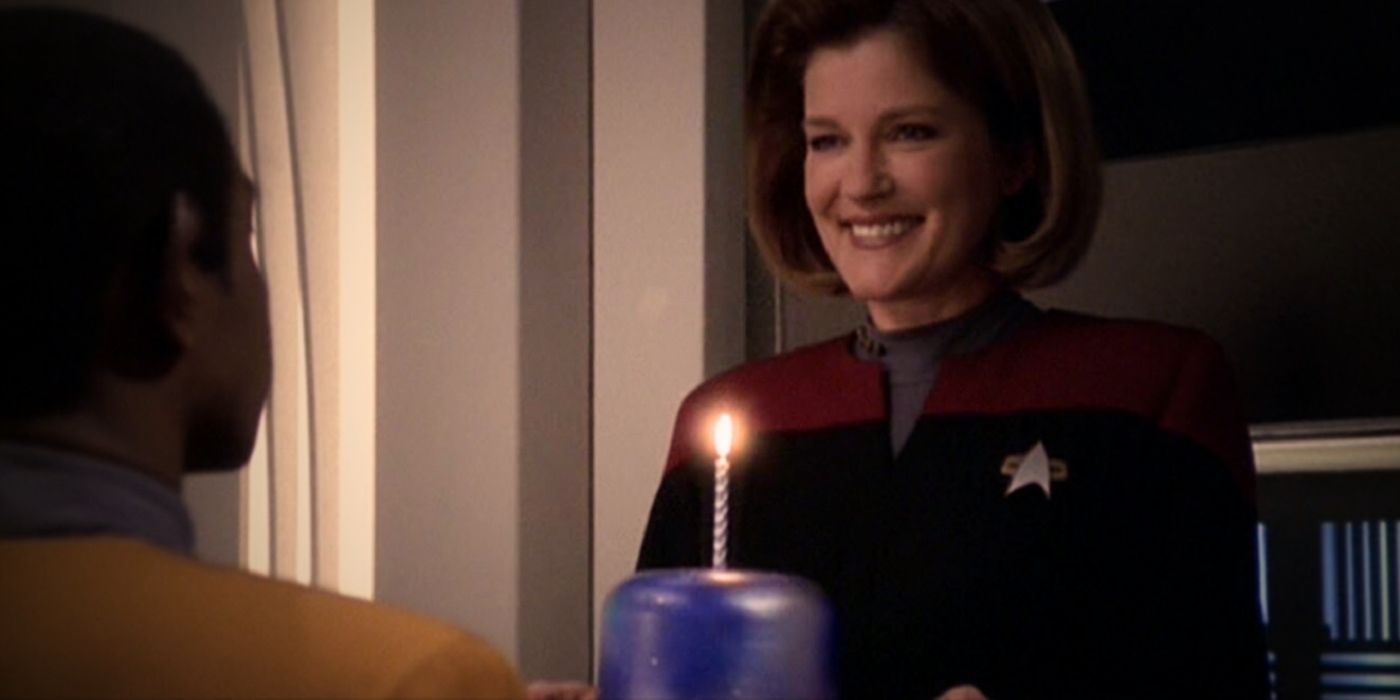 Em Star Trek: Voyager, a capitã Janeway de Kate Mulgrew e Tuvok de Tim Russ compartilham uma celebração.