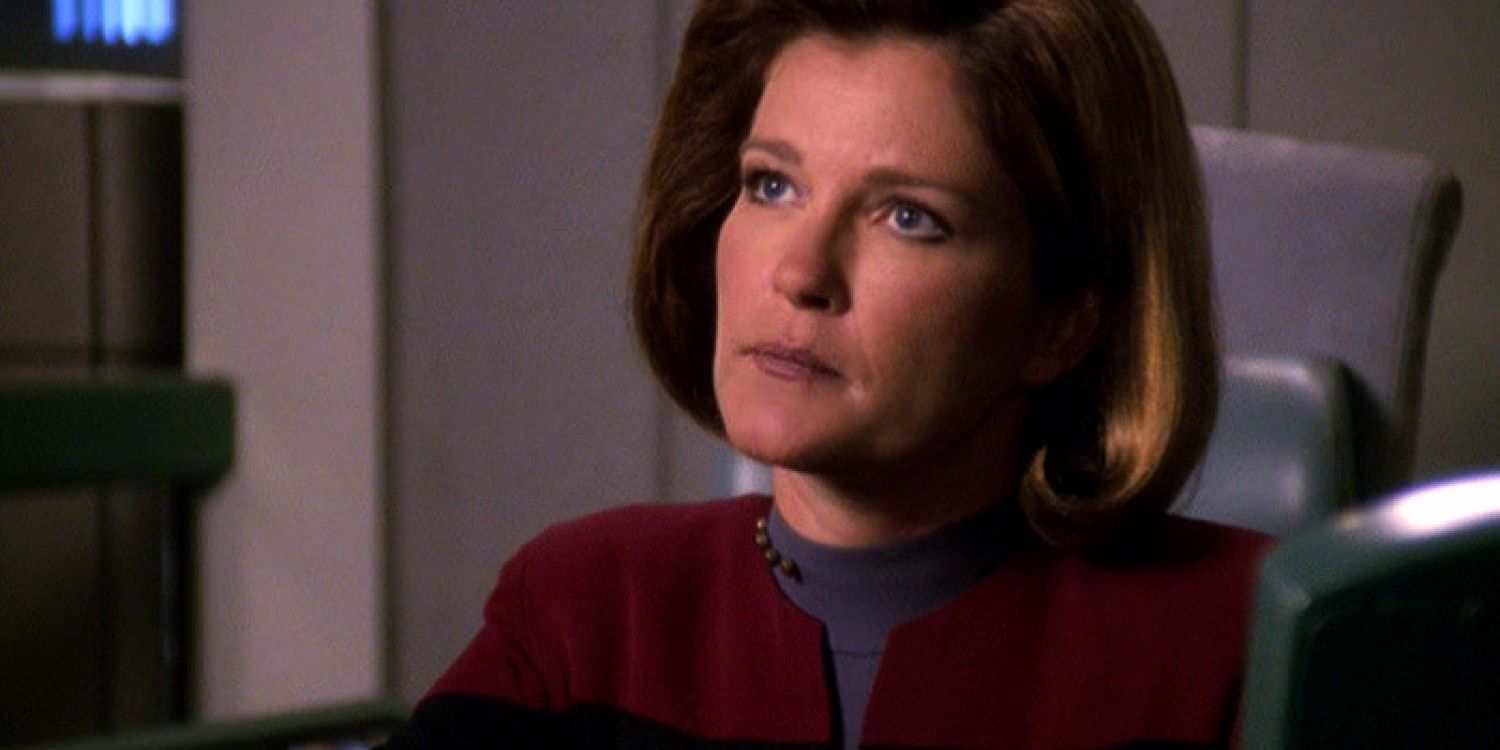 Kate Mulgrew sitting as Captain Janeway in Star Trek Voyager