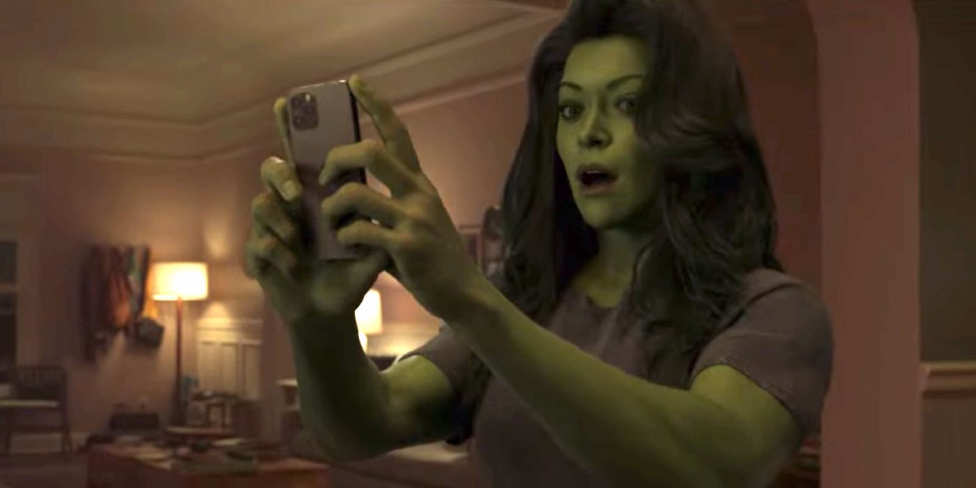 Jen Walters holding her phone in She-Hulk: Attorney At Law
