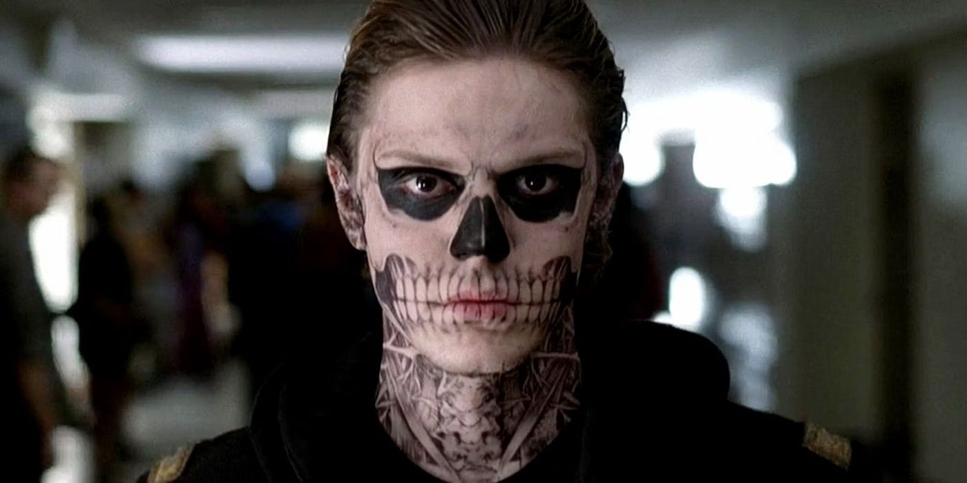 Um close de Tate Langdon, de Evan Peters, em sua maquiagem no crânio em American Horror Story Murder House