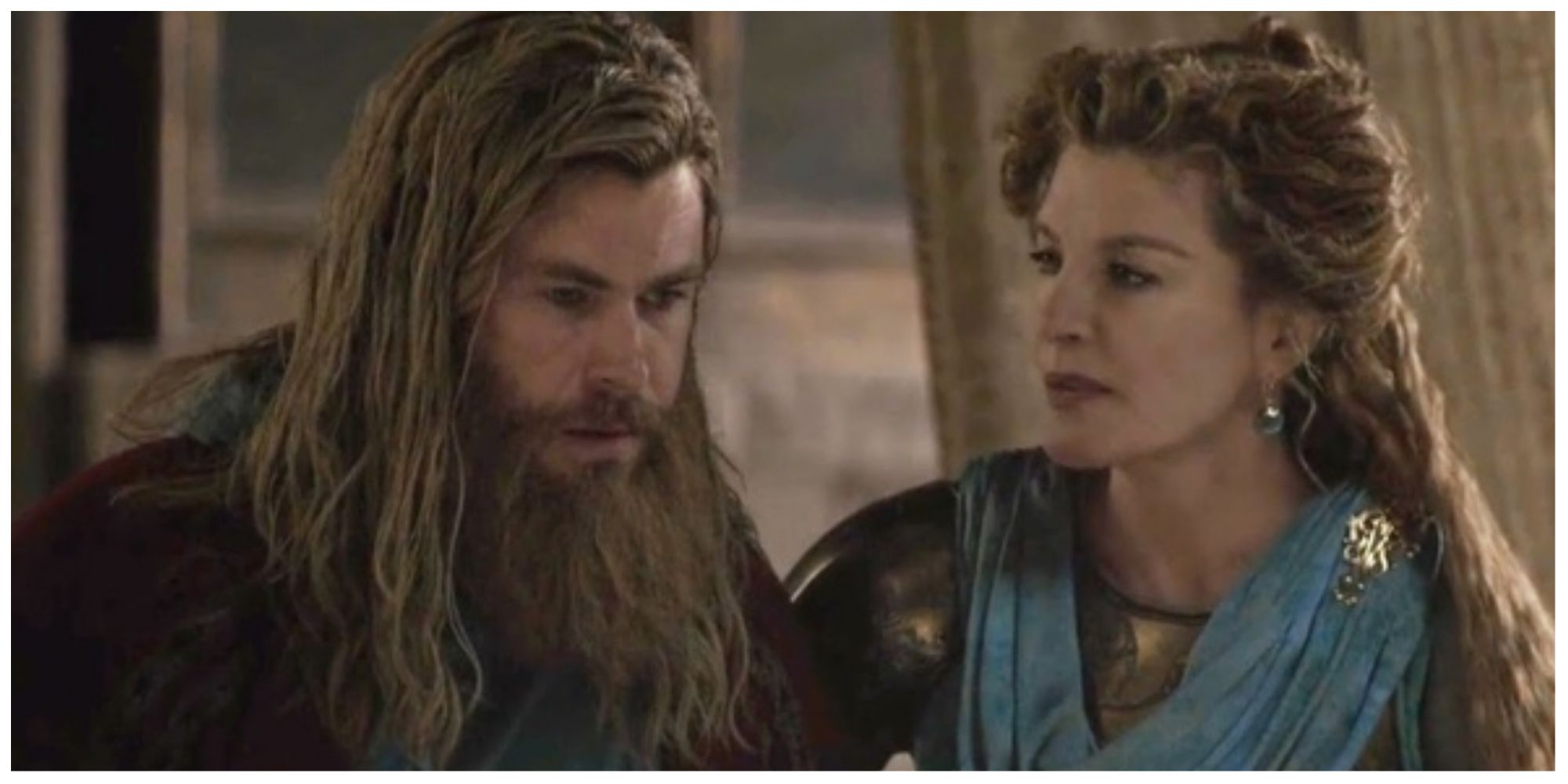 Chris Hemsworth como Thor e Rene Russo como Frigga em Vingadores: Ultimato