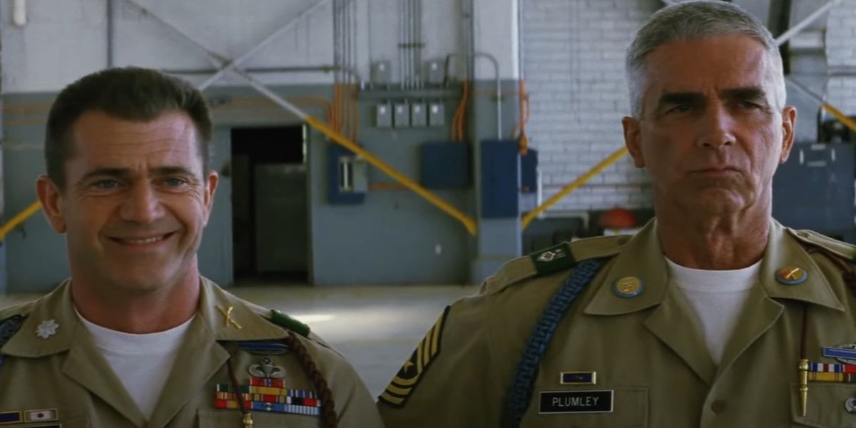 Mel Gibson sorri de uniforme no filme We Were Soldiers