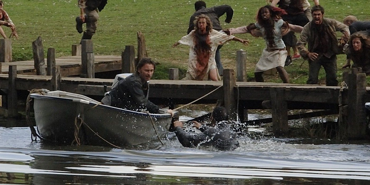 Don attempts to escape a hoard of zombies by boat in 28 Weeks Later