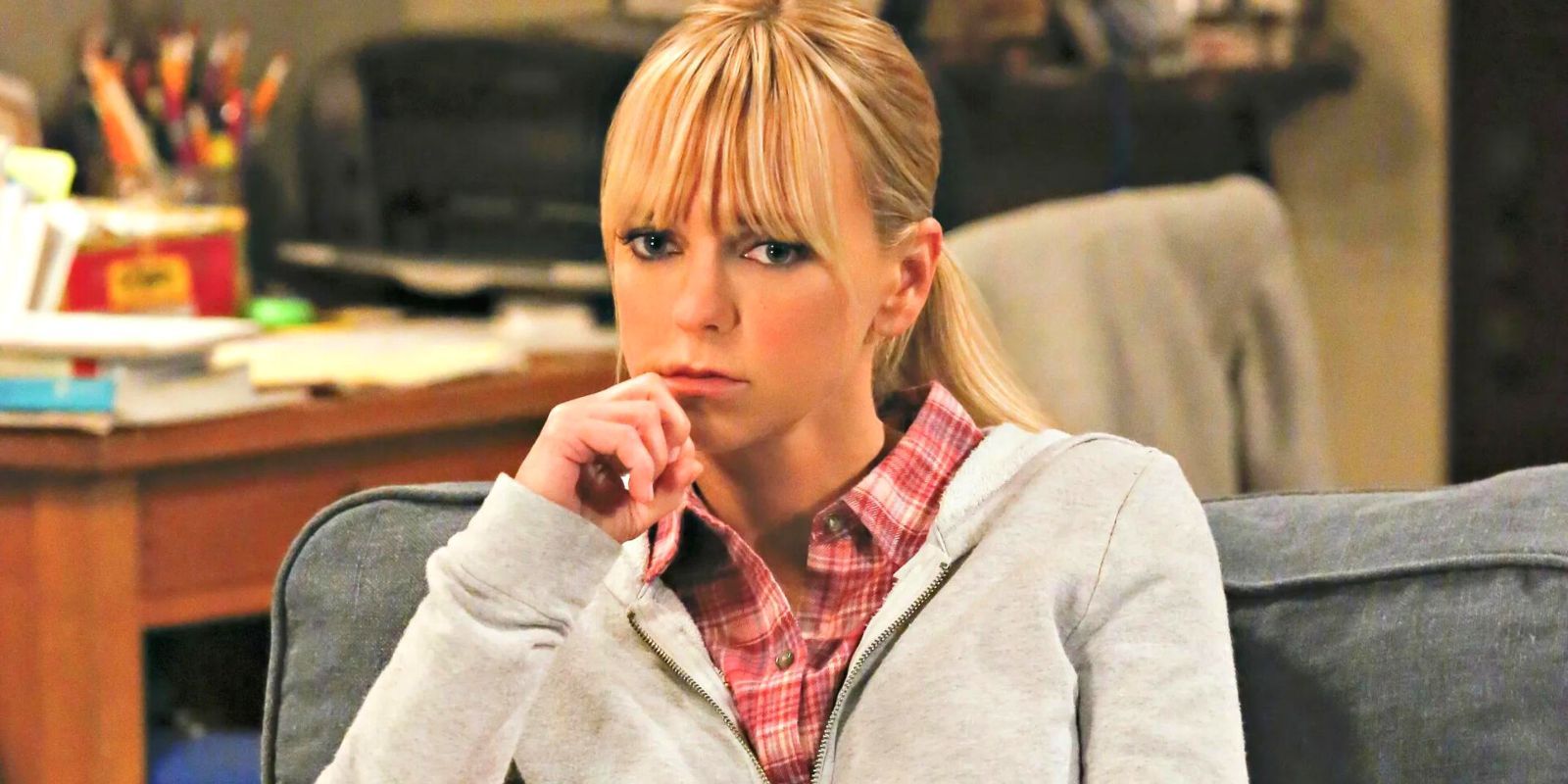 Anna Faris looking puzzled on the sitcom moms