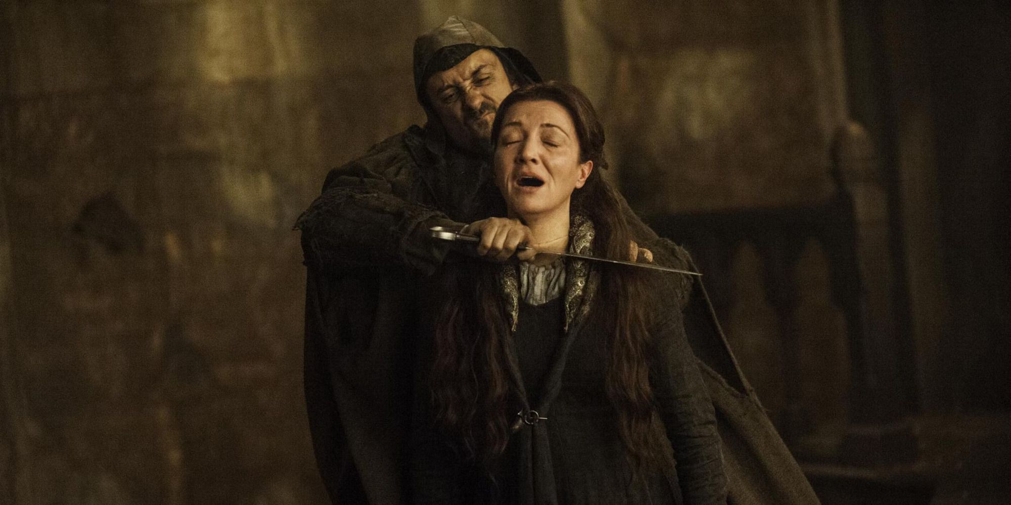 Catelyn Stark morta por Black Walder durante O Casamento Vermelho em Game Of Thrones da HBO.