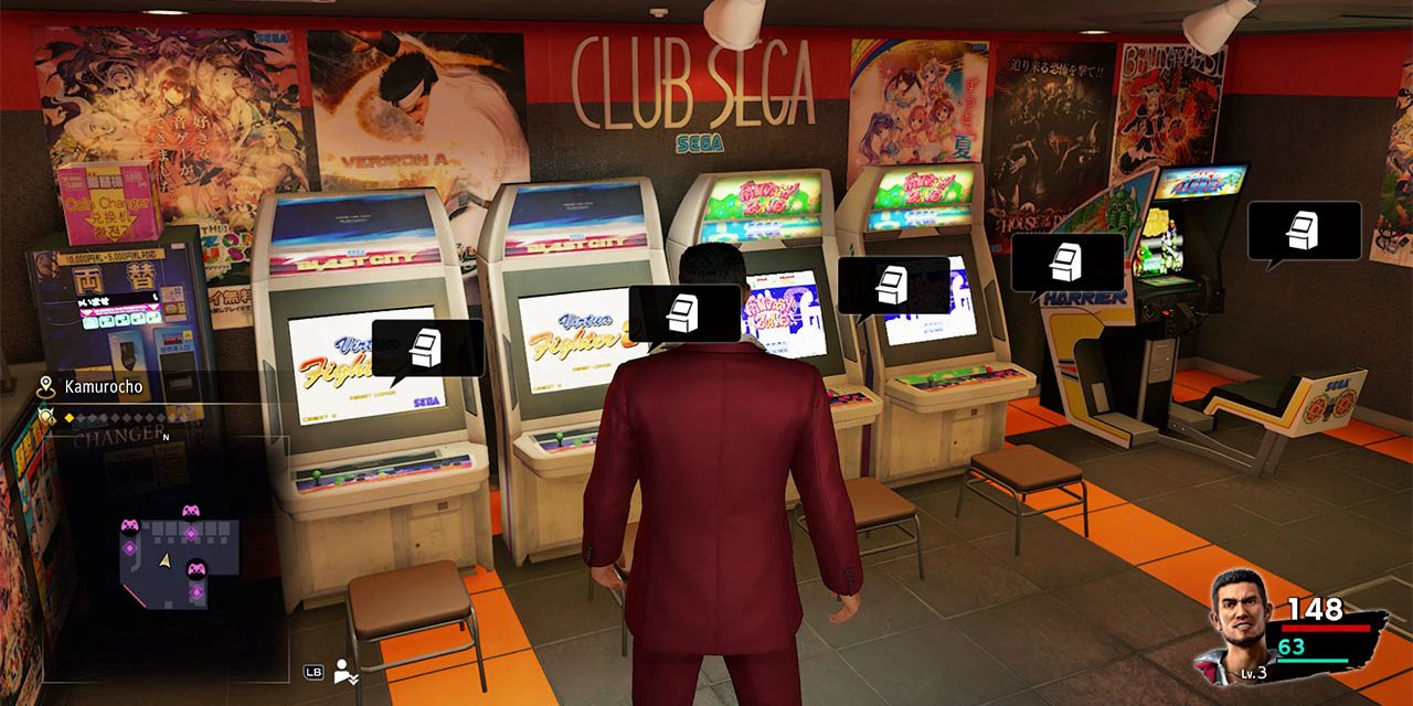 Ichiban Kasuga approches an arcade cabinet of Virtua Fighter 2 at Club Sega in Yakuza Like A Dragon