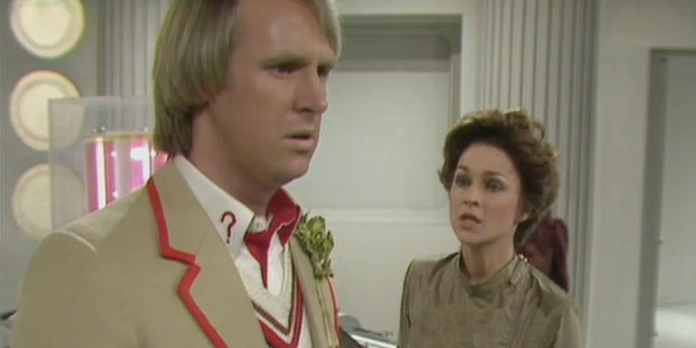 Tegan fala com o quinto médico (Peter Davison) em Doctor Who