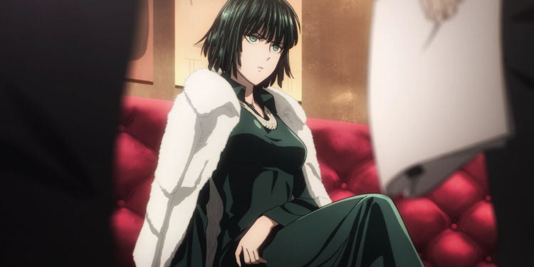 Fubuki duduk di sofa di One Punch Man
