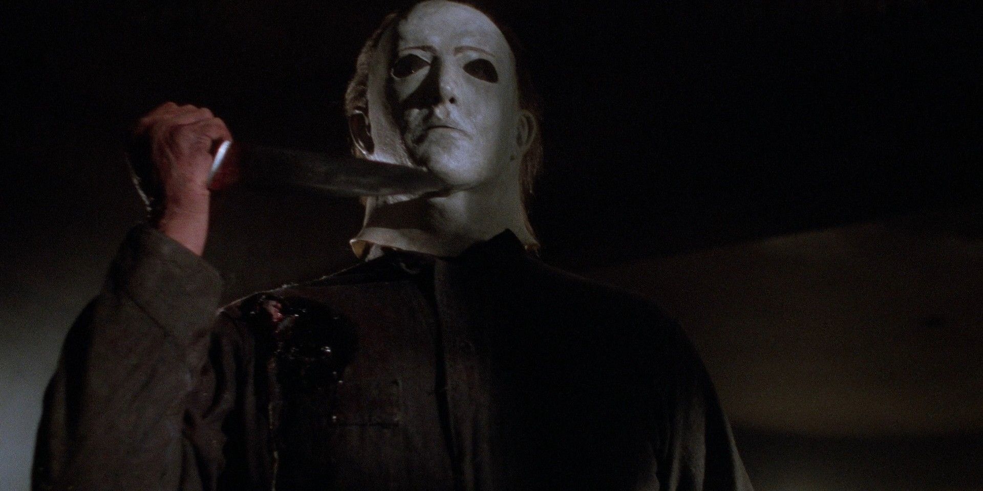 Michael Myers holding a knife in Halloween 5