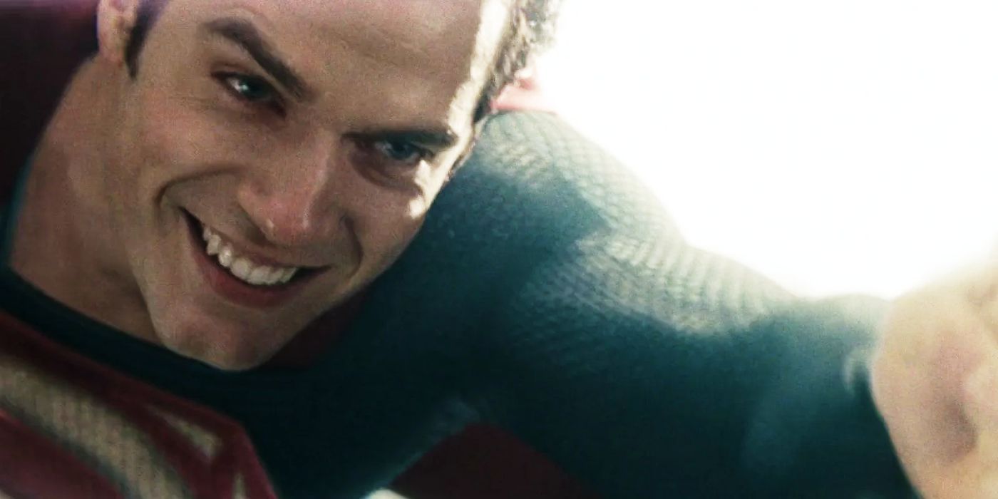 Henry Cavill como Superman sorrindo