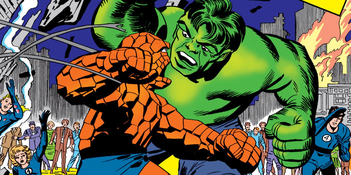 Hulk lutando contra o Coisa enquanto a cidade assiste em Quarteto Fantástico 25