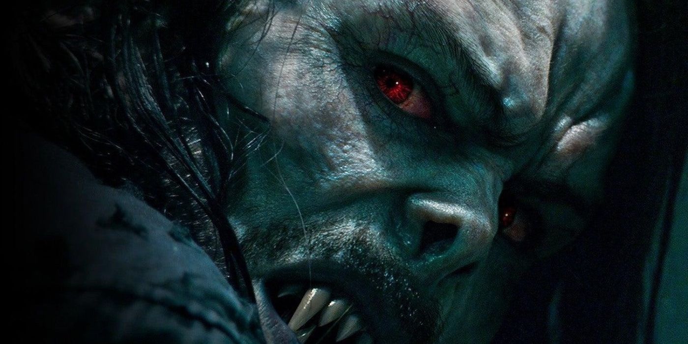 Morbius olhando por trás do ombro no filme de 2022.