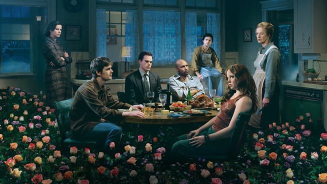 A família se reúne em uma cozinha e é cercada por flores em Six Feet Under