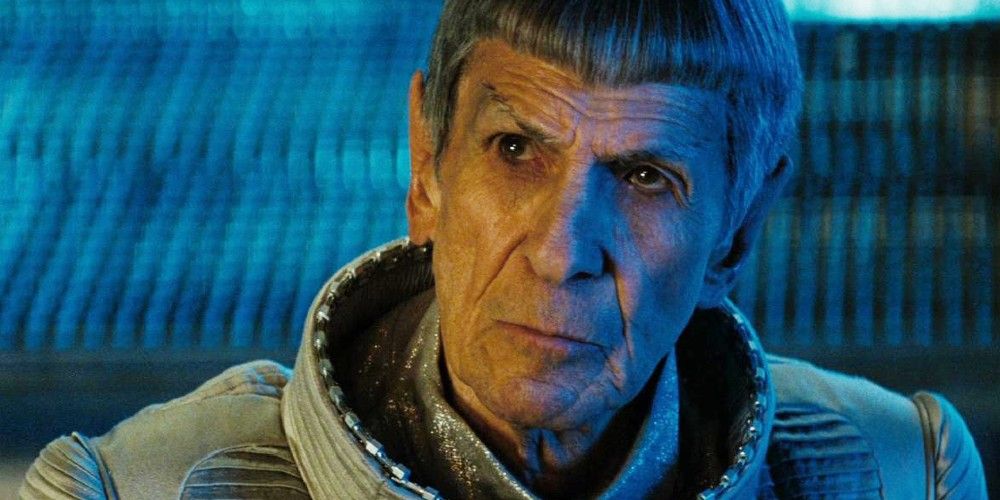 Spock Prime (interpretado por Leonard Nimoy) aparece em Star Trek 2009